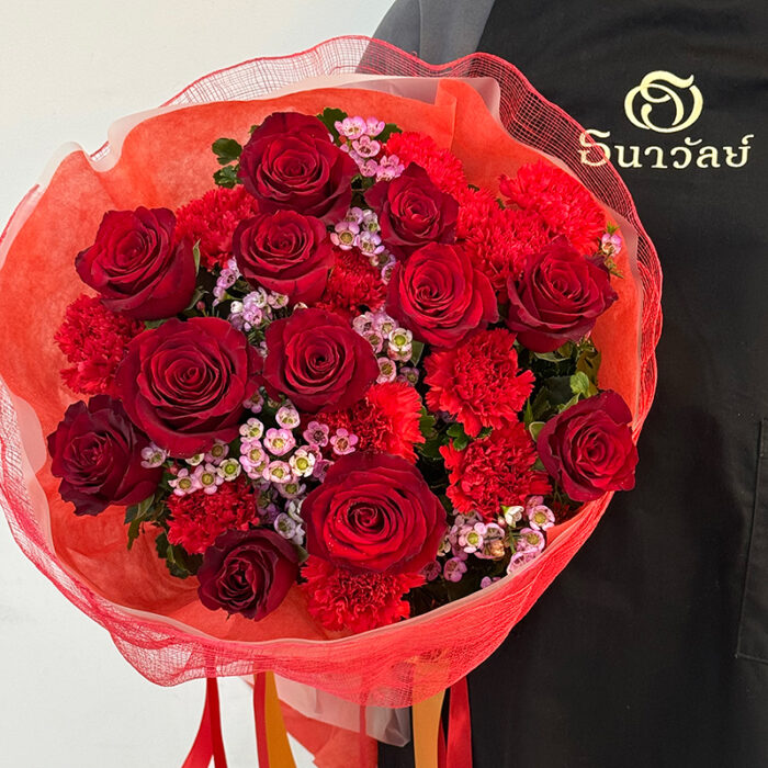 Bouquet of 12 red roses.