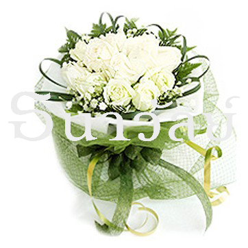 Bouquet of 12 short stemmed white roses ช่อกลมกุหลาบขาว 12 ดอก