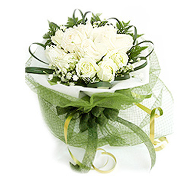 Bouquet of 12 short stemmed white roses ช่อกลมกุหลาบขาว 12 ดอก